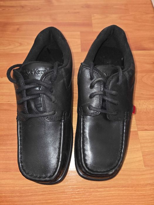 Vând adidași eleganți Kickers