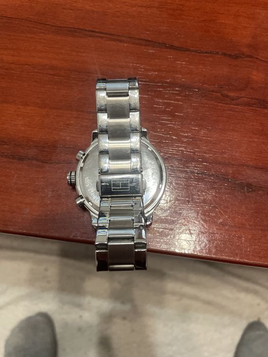 Ceas Hilfiger,foarte frumos,cu bratara.