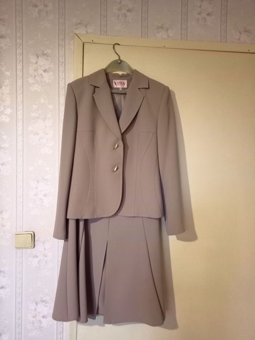 Дамски официален костюм