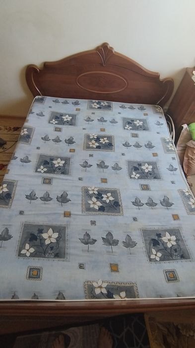 Двуспальная кровать с матрасом