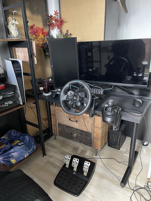 Volan Logitech G923 Trueforce+Pedale+Schimbator (PS5, PS4, PC)