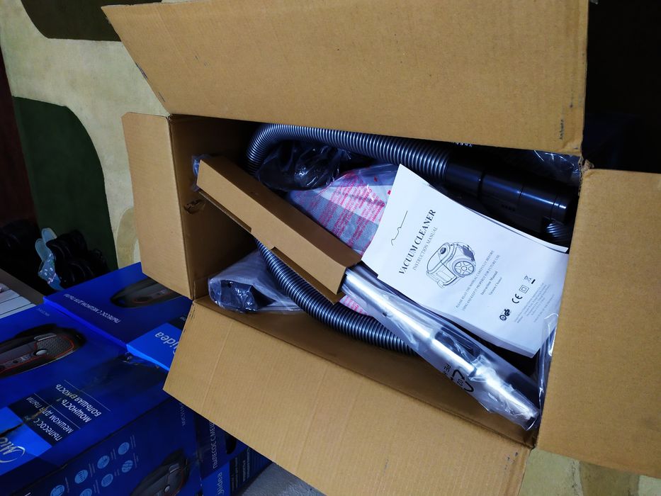 Пылесос Midea 2000 ватт+ 400 вт всасывания