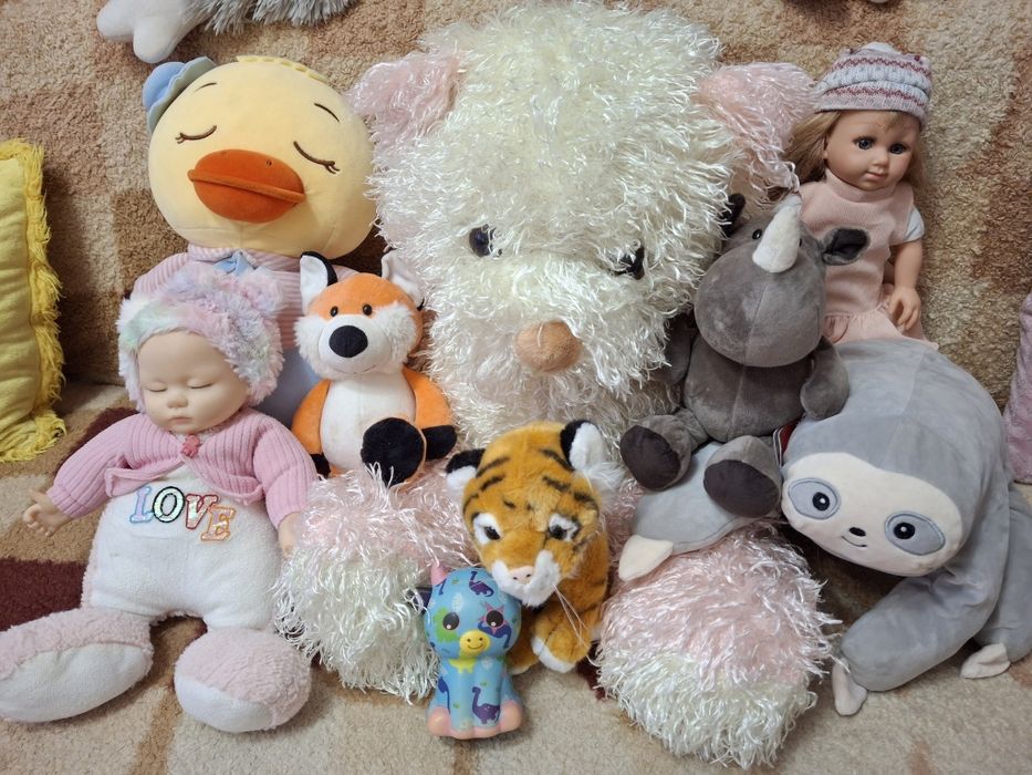 Игрушки разные.    .