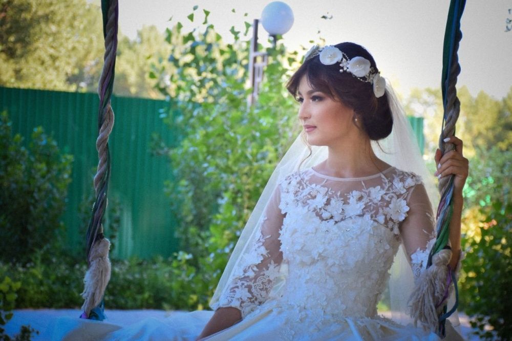 Продам свадебное платье 3d цветочками