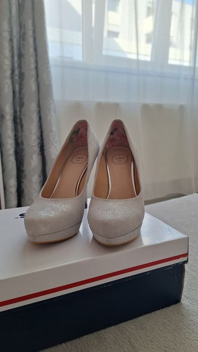 Pantofi cu toc argintii