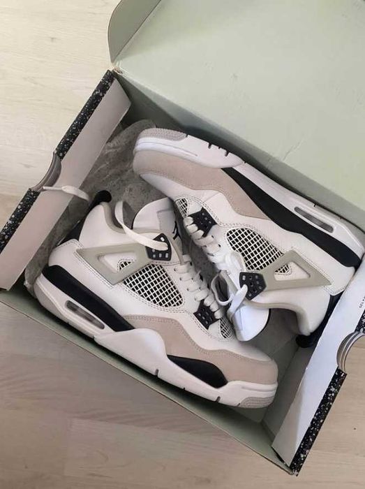* NOU* Jordan 4 Military Black
