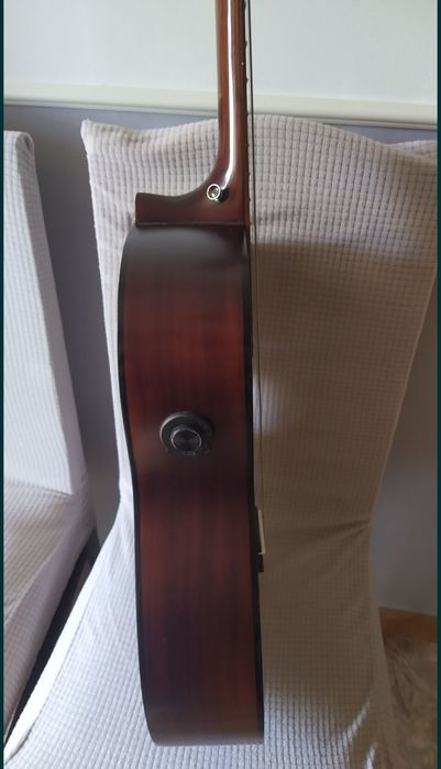 Продается трансакустическая гитара  Yamaha C-40