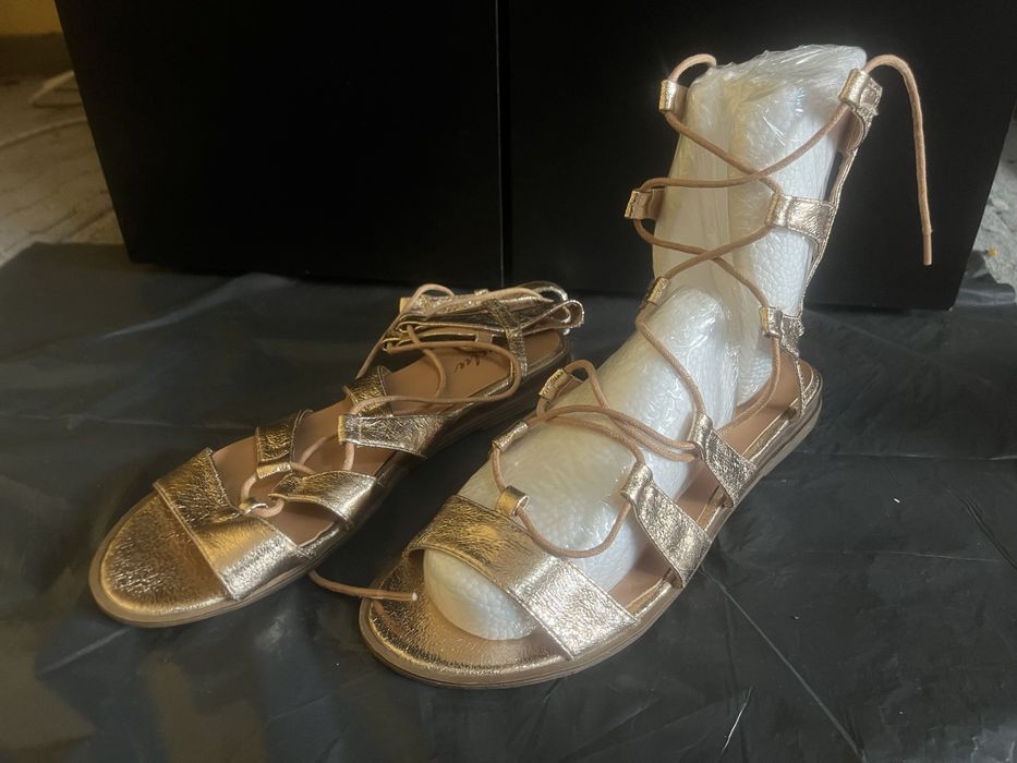 Sandale deosebite diferite modele