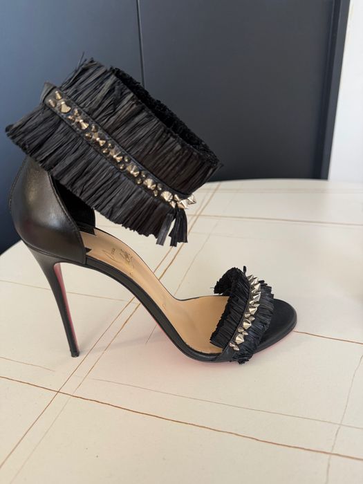 Продавам  обувки Christian Louboutin 39 номер