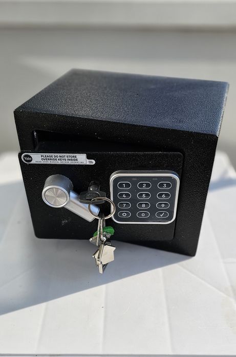 Сейф Yale 230/170/170 с ключ