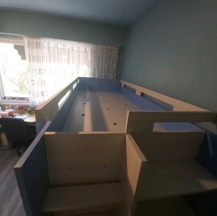 Двуетажно легло с бюро и гардероб