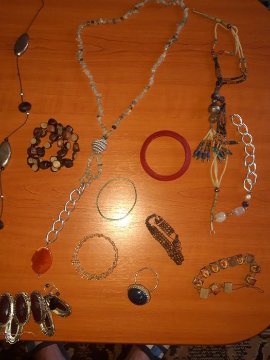 Vand o plasa intreaga de margele,coliere, bratari