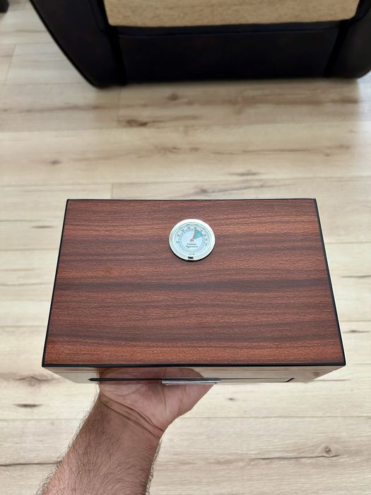 Humidor pentru trabucuri cu scrumieră inclusă, ghilotină si punch-cutter, din lemn de cedru spaniol
