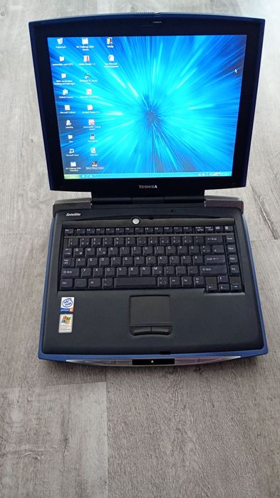 Laptop Toshiba vechi din anul 2002 aproape nou
