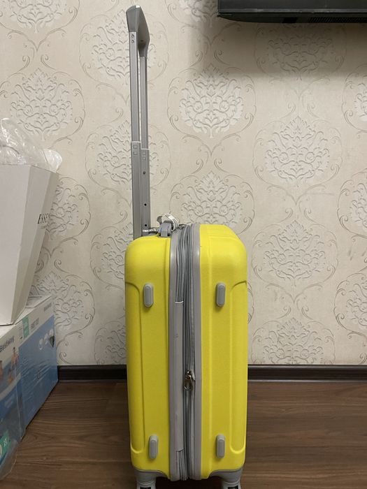 Чемодан желтый маленький