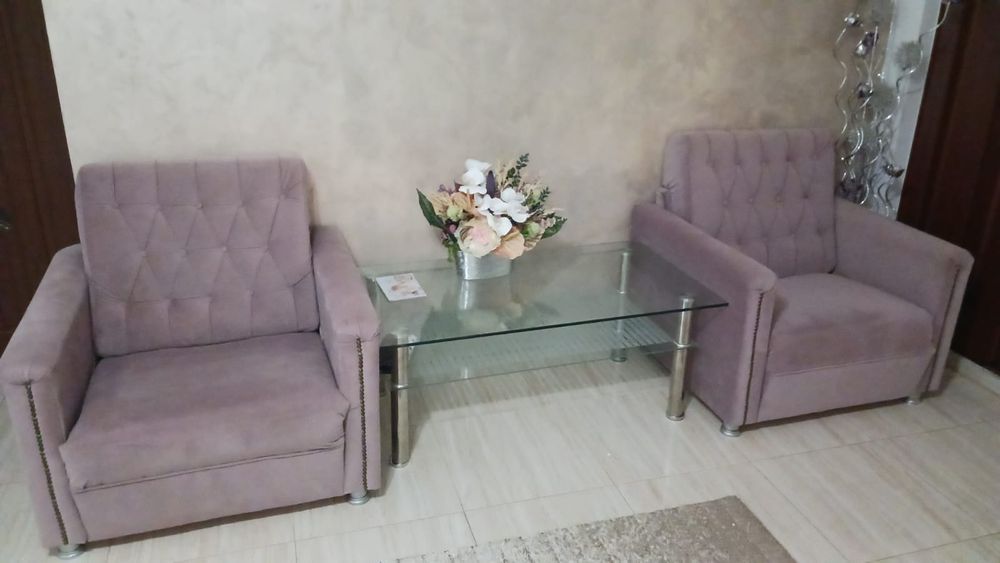 Vând doua fotolii și masa din sticla