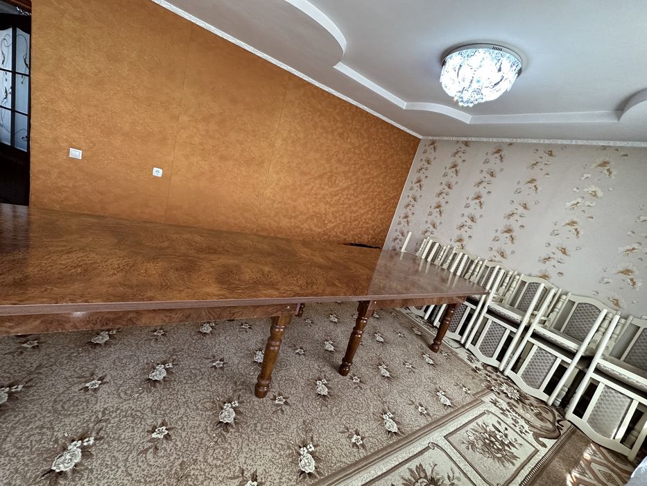 Стол с стульями.