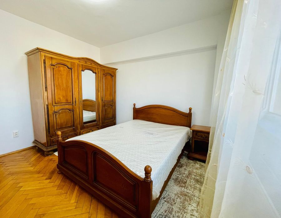Apartament trei camere,de închiriat Centrul Civic