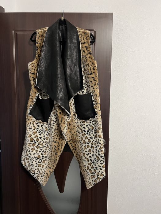 Тъмно кафяв елек с тигрово