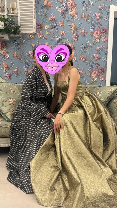 Шикарное платье в золотом  цвете