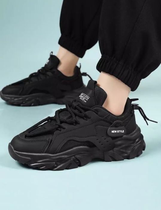 Erkaklar krossovkalari кроссовки aksiya narxda oq va qora rangda