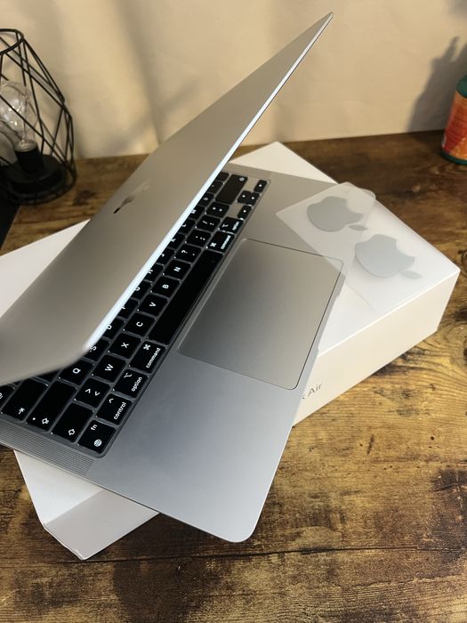 MacBook Air 13” M1 (2020) – 8GB RAM / 256GB SSD – Space Gray – Stare excelentă