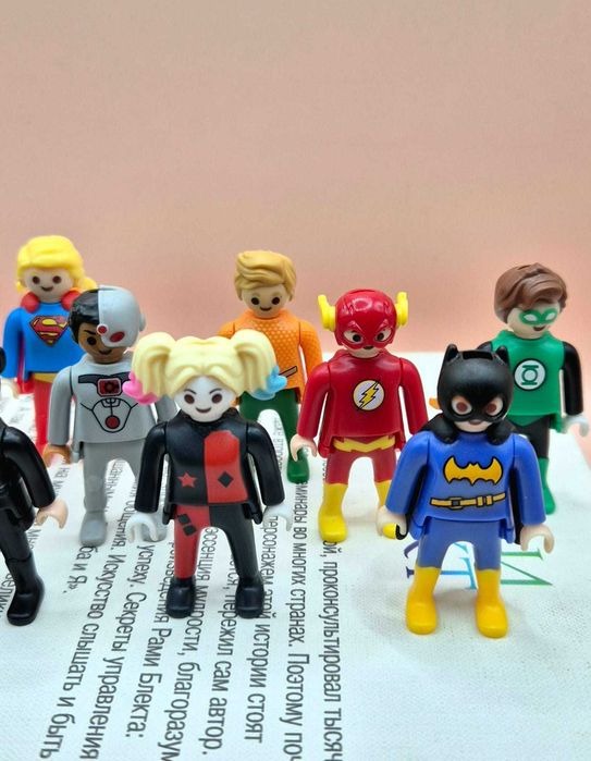 Продам  фигурки Kinder DC