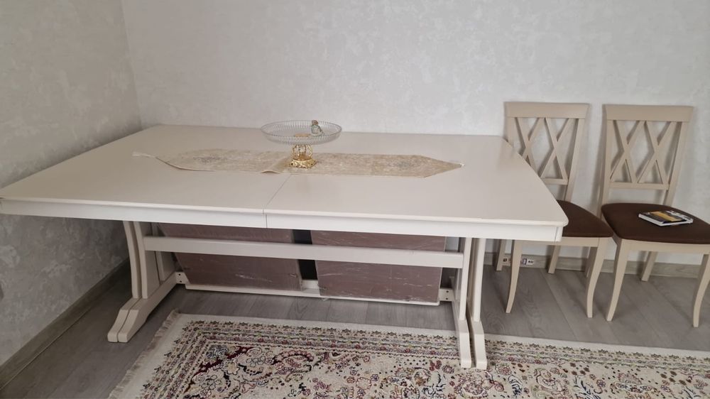 Белый открывающийся стол