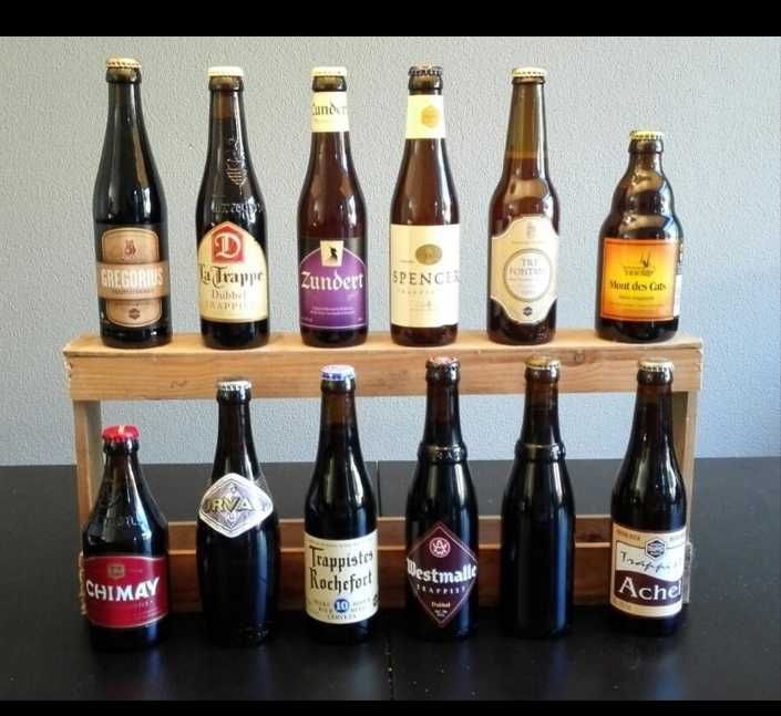 Колекция от празни бирени бутилки