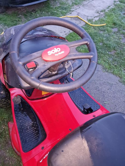 Vand tractoras de tuns gazonul