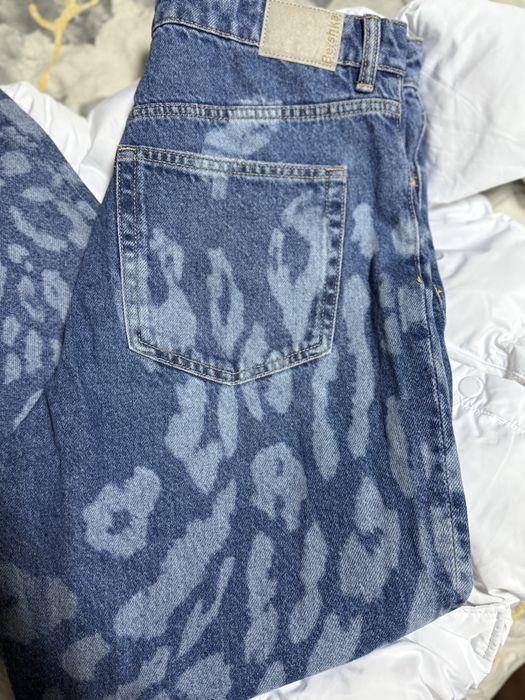 Нови дънки bershka mom с висока талия, уникални леопард     с