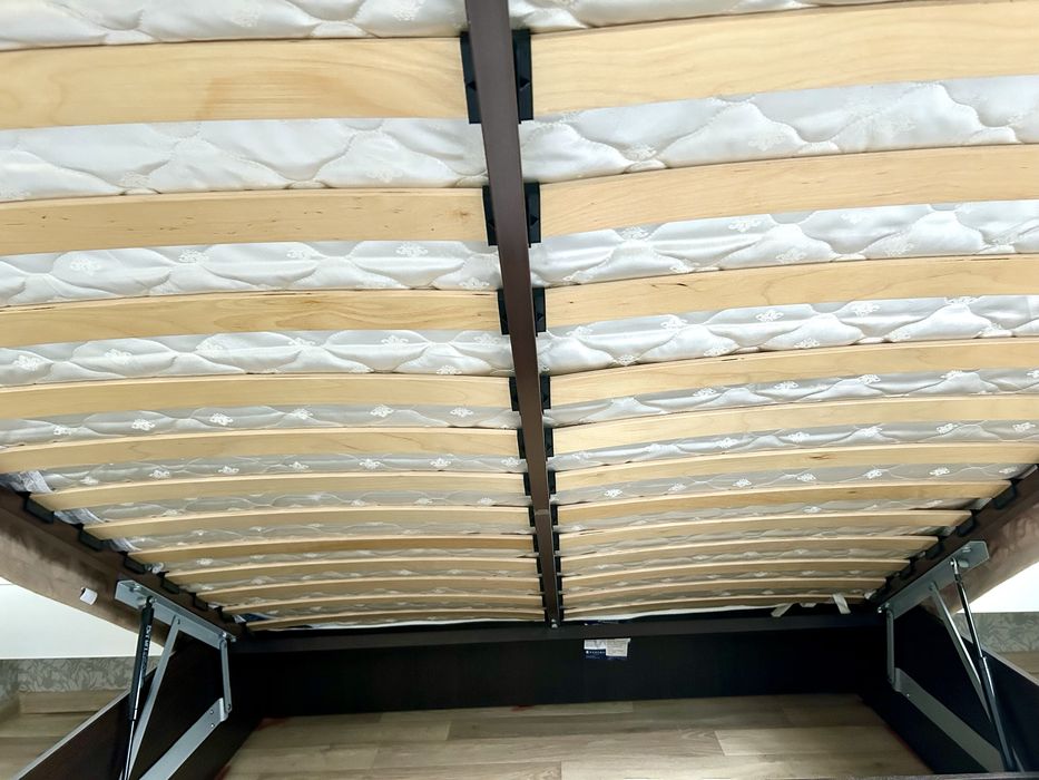 Продам стенку, ковер, кровать