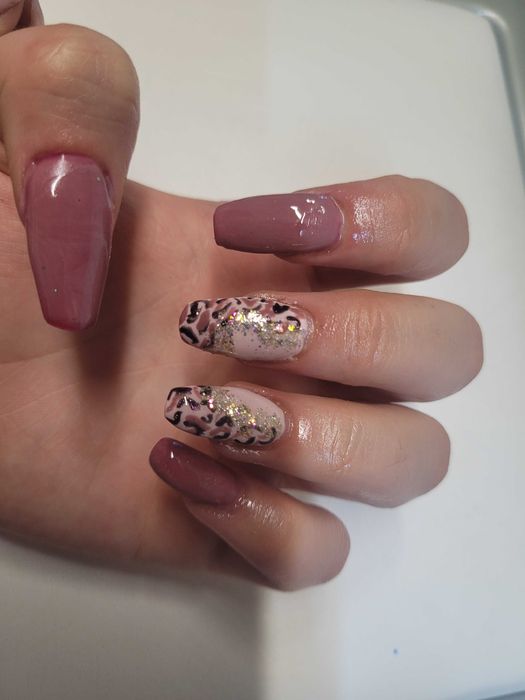 Realizez manichiura / pedichiura cu gel si semi