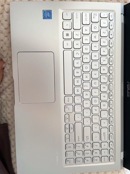 Vând laptop ASUS VivoBook X515MA, în stare foarte bună, folosit pentru activități ușoare (internet, filme, Office).