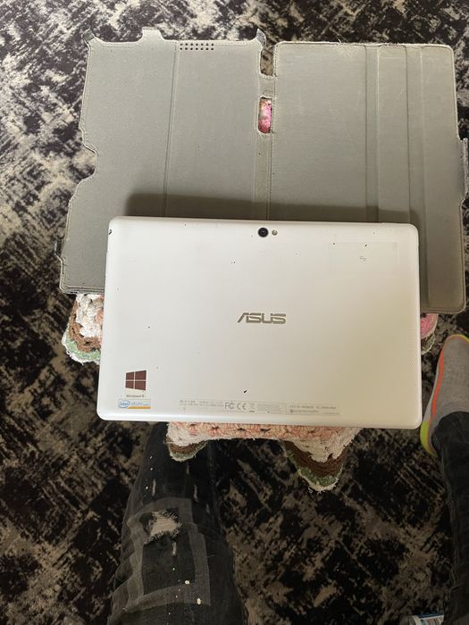 Vând tabletă asus cu windows 10 home