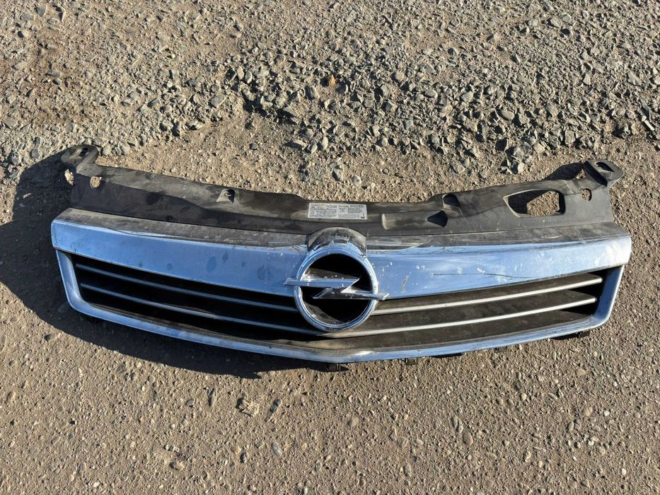 Grila radiator Opel Astra h an 2006
