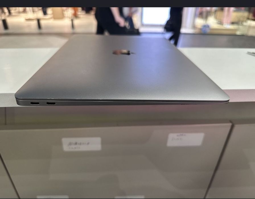 Vând Macbook Air M1