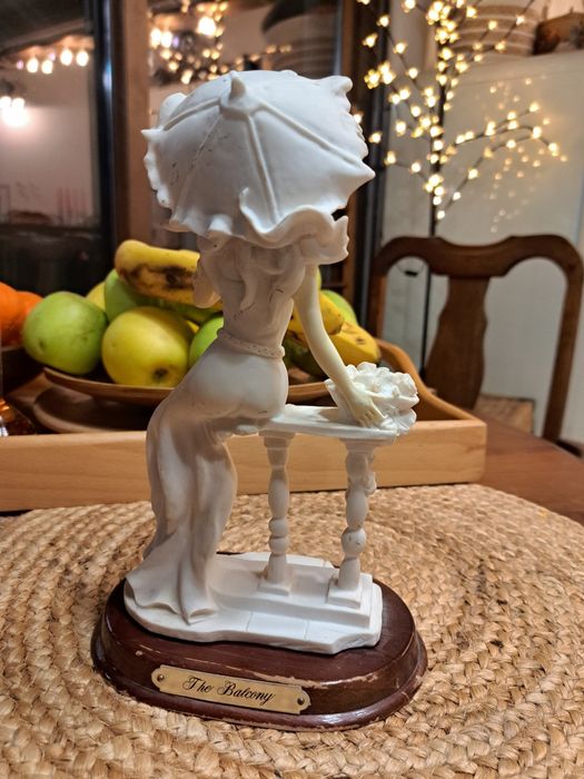 Статуетка от полирезин.