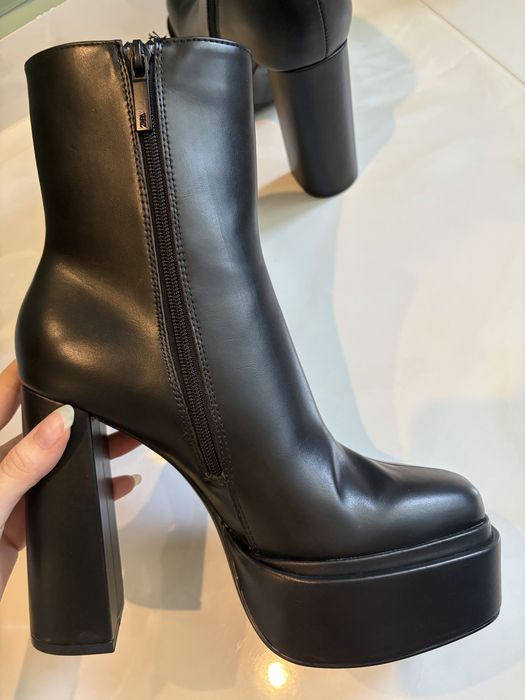 Нови боти с платформа и ток ZARA