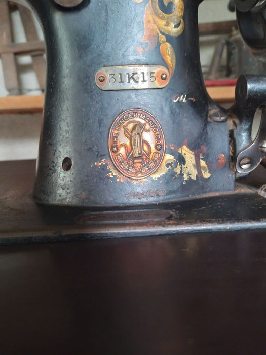 Продава се старинна,работеща, крачна шевна машина СИНГЕР модел 31К15