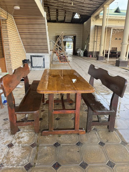 Стол стул сотилади деревянный.