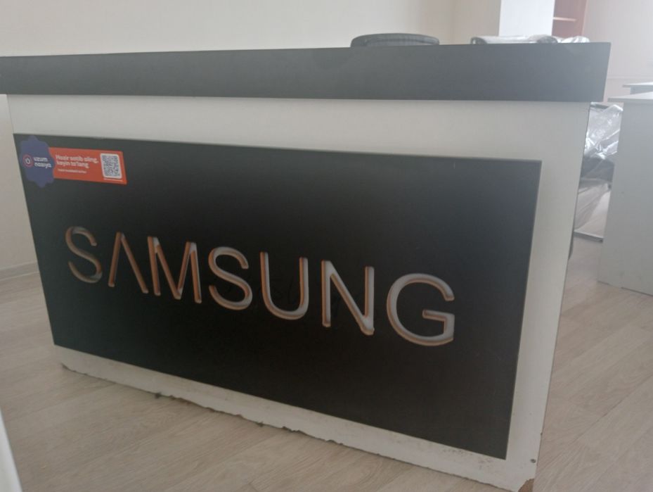 Savdo uchun shkaf sotiladi. Yangi qulay svet planirofka qilingan deraz