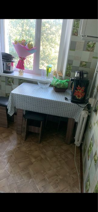Продам кухонный стол со стульями