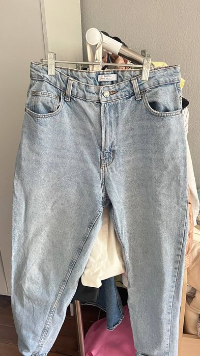 светло-голубые женские джинсы от бренда Bershka.