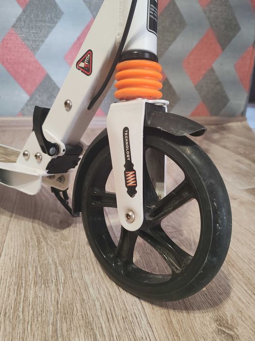 Самокат белый. Складной.