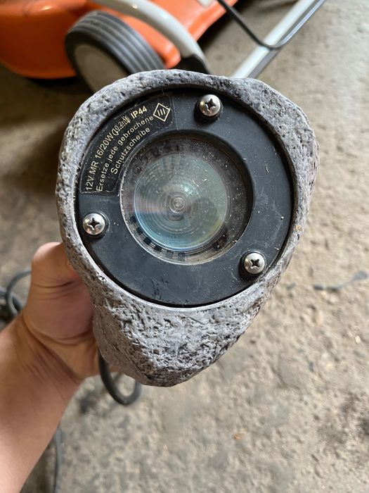 Влагозащитени лампи за градина или басейн