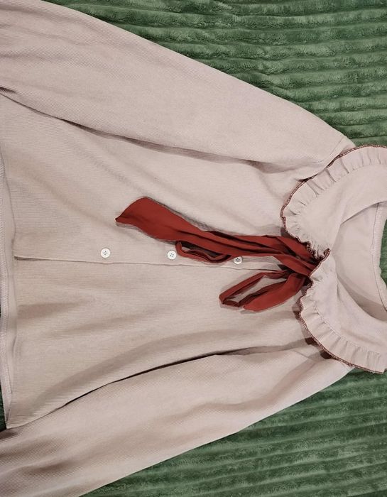 Бежевая рубашка с красным галстуком


Р