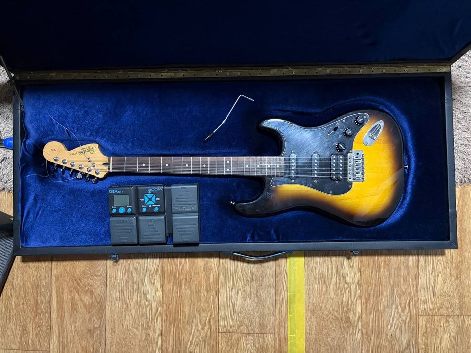 Электрогитара Squier Affinity Stratocaster HSS (+ кейс, педаль и блок)