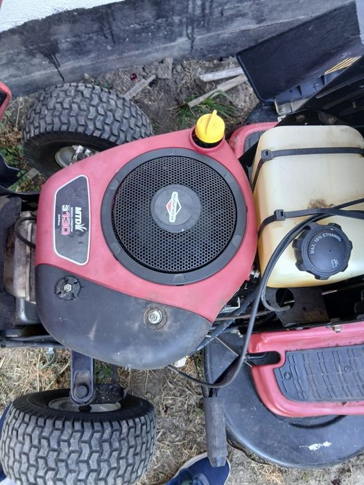 Tractoras tuns iarba , cu motor briggs&statton , de 13 cp , perfect functional