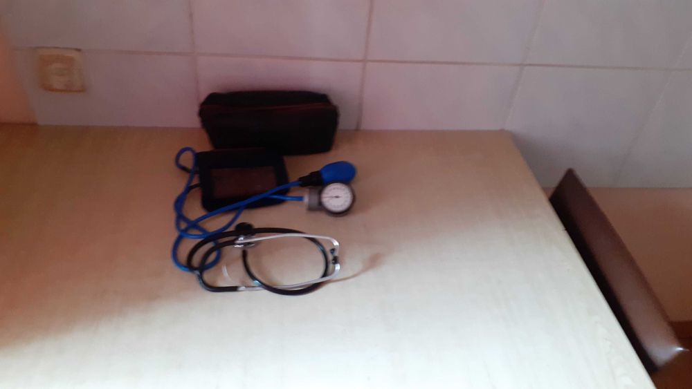 Продам тонометр ручной с фонендоскопом в кож. чехле (сделано в России)